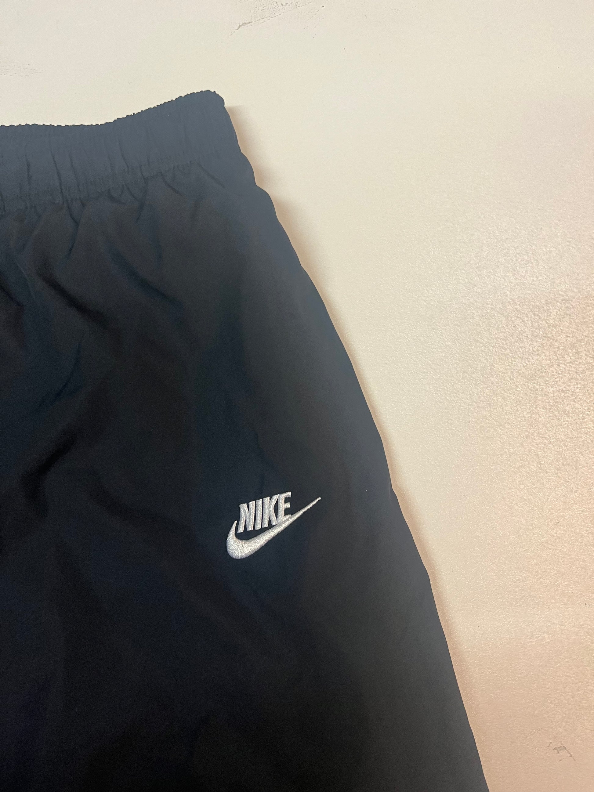 Entdecke unsere Vintage Track Pants von Nike und anderen Marken, erhältlich bei Valuxery.de - Dein Shop für trendige Vintage - Kleidung. Unsere Track Pants sind aus hochwertigen Materialien und