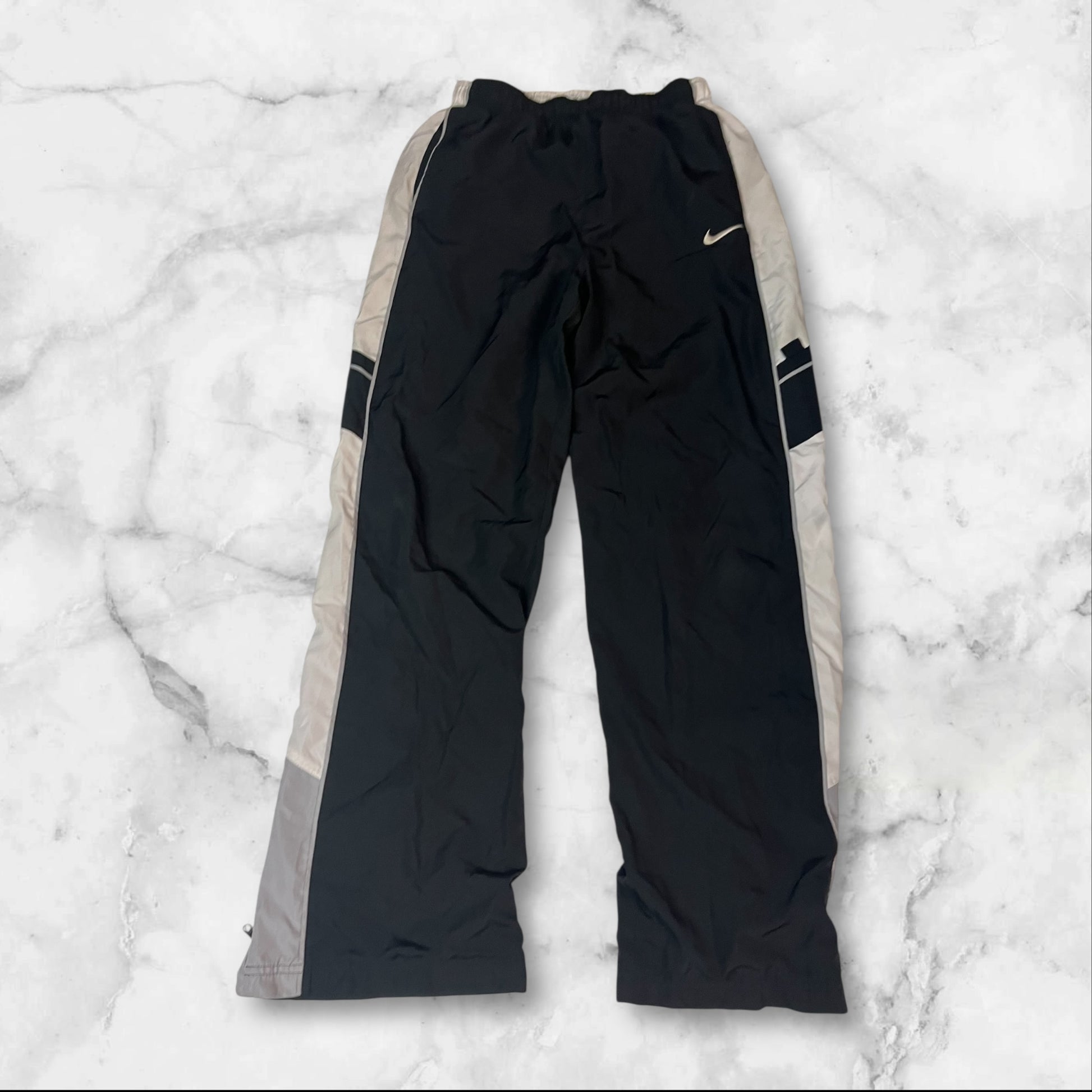 Entdecke unsere Vintage Track Pants von Nike und anderen Marken, erhältlich bei Valuxery.de - Dein Shop für trendige Vintage - Kleidung. Unsere Track Pants sind aus hochwertigen Materialien und