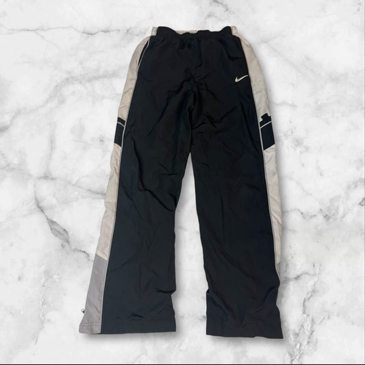 Entdecke unsere Vintage Track Pants von Nike und anderen Marken, erhältlich bei Valuxery.de - Dein Shop für trendige Vintage - Kleidung. Unsere Track Pants sind aus hochwertigen Materialien und