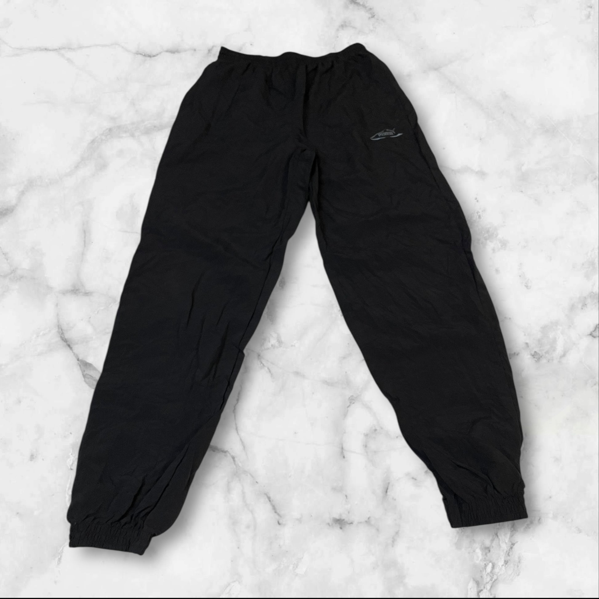 Entdecke unsere Vintage Track Pants von Nike und anderen Marken, erhältlich bei Valuxery.de - Dein Shop für trendige Vintage - Kleidung. Unsere Track Pants sind aus hochwertigen Materialien und