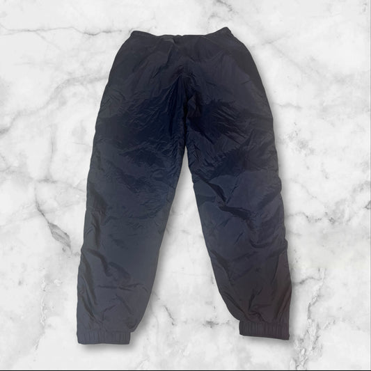 Entdecke unsere Vintage Track Pants von Nike und anderen Marken, erhältlich bei Valuxery.de - Dein Shop für trendige Vintage - Kleidung. Unsere Track Pants sind aus hochwertigen Materialien und