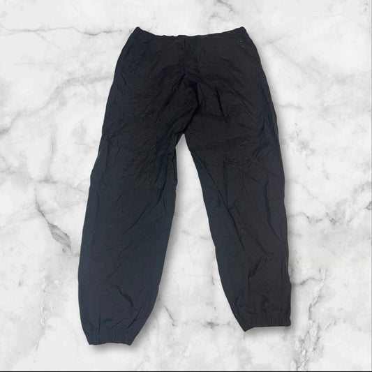 Entdecke unsere Vintage Track Pants von Nike und anderen Marken, erhältlich bei Valuxery.de - Dein Shop für trendige Vintage - Kleidung. Unsere Track Pants sind aus hochwertigen Materialien und