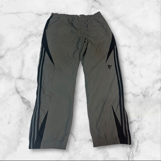 Entdecke unsere Vintage Track Pants von Nike und anderen Marken, erhältlich bei Valuxery.de - Dein Shop für trendige Vintage - Kleidung. Unsere Track Pants sind aus hochwertigen Materialien und