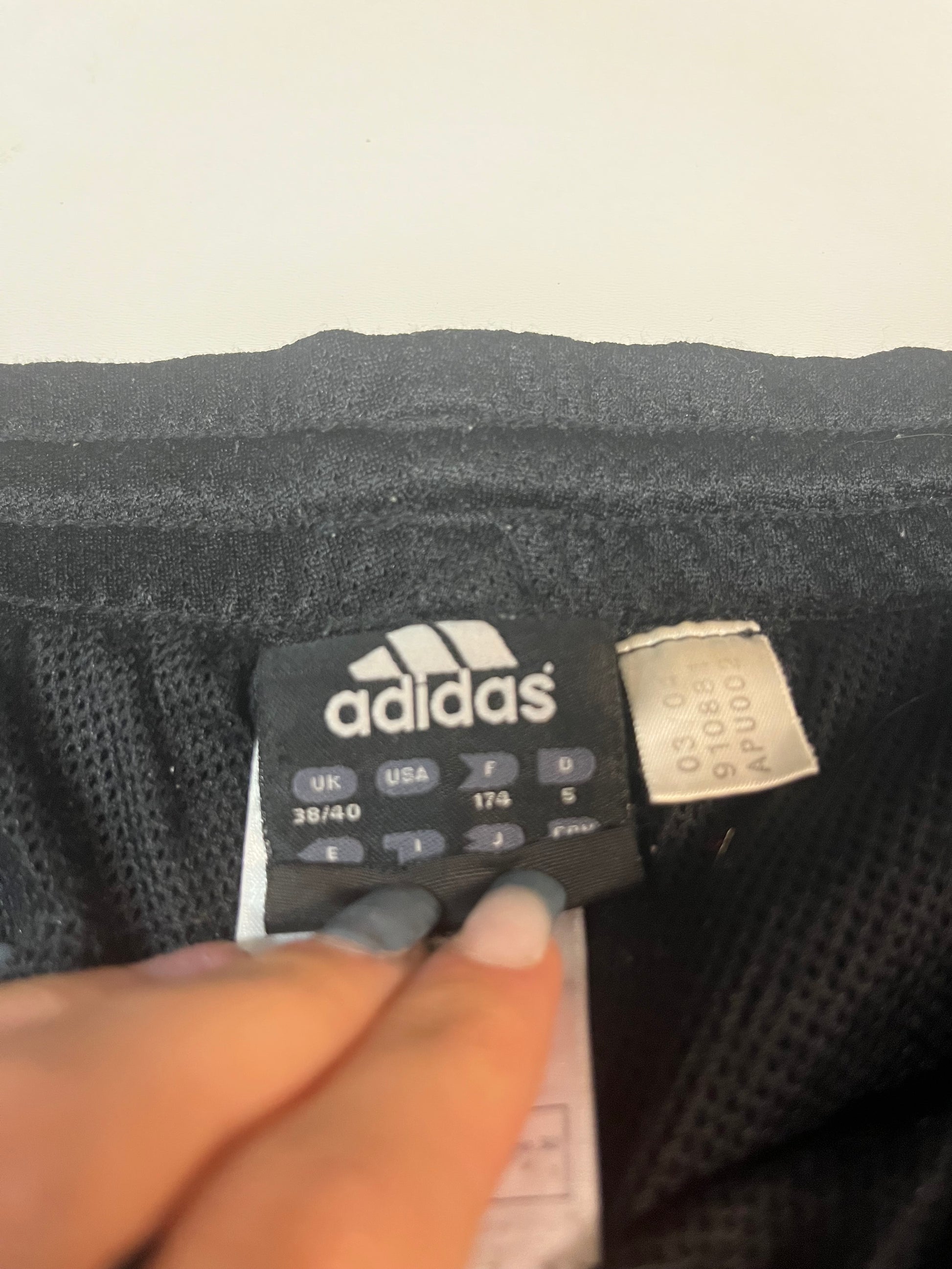 Entdecke unsere Vintage Track Pants von Nike und anderen Marken, erhältlich bei Valuxery.de - Dein Shop für trendige Vintage - Kleidung. Unsere Track Pants sind aus hochwertigen Materialien und
