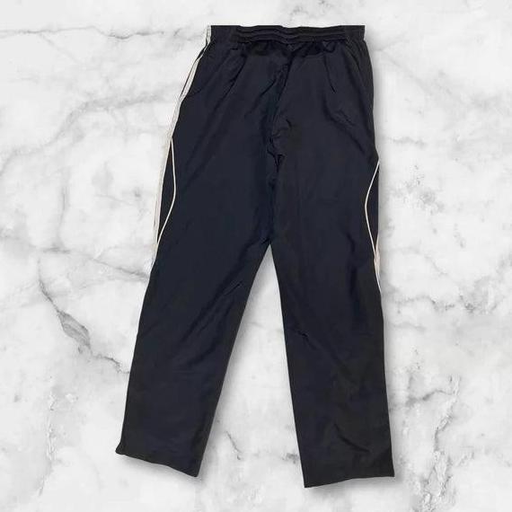 Entdecke unsere Vintage Track Pants von Nike und anderen Marken, erhältlich bei Valuxery.de - Dein Shop für trendige Vintage - Kleidung. Unsere Track Pants sind aus hochwertigen Materialien und