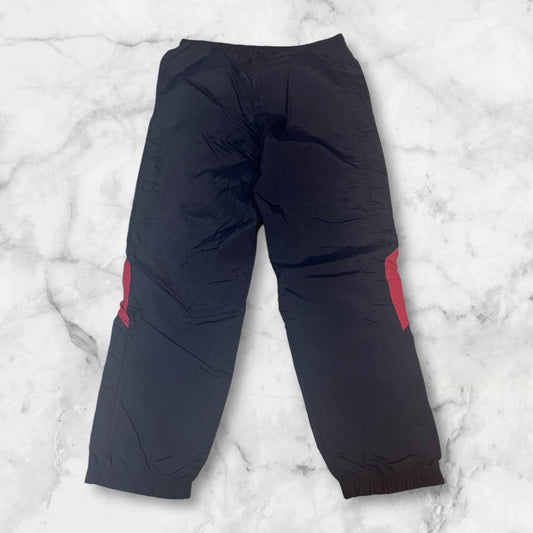 Entdecke unsere Vintage Track Pants von Nike und anderen Marken, erhältlich bei Valuxery.de - Dein Shop für trendige Vintage - Kleidung. Unsere Track Pants sind aus hochwertigen Materialien und