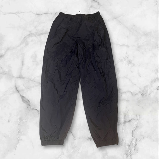 Entdecke unsere Vintage Track Pants von Nike und anderen Marken, erhältlich bei Valuxery.de - Dein Shop für trendige Vintage - Kleidung. Unsere Track Pants sind aus hochwertigen Materialien und