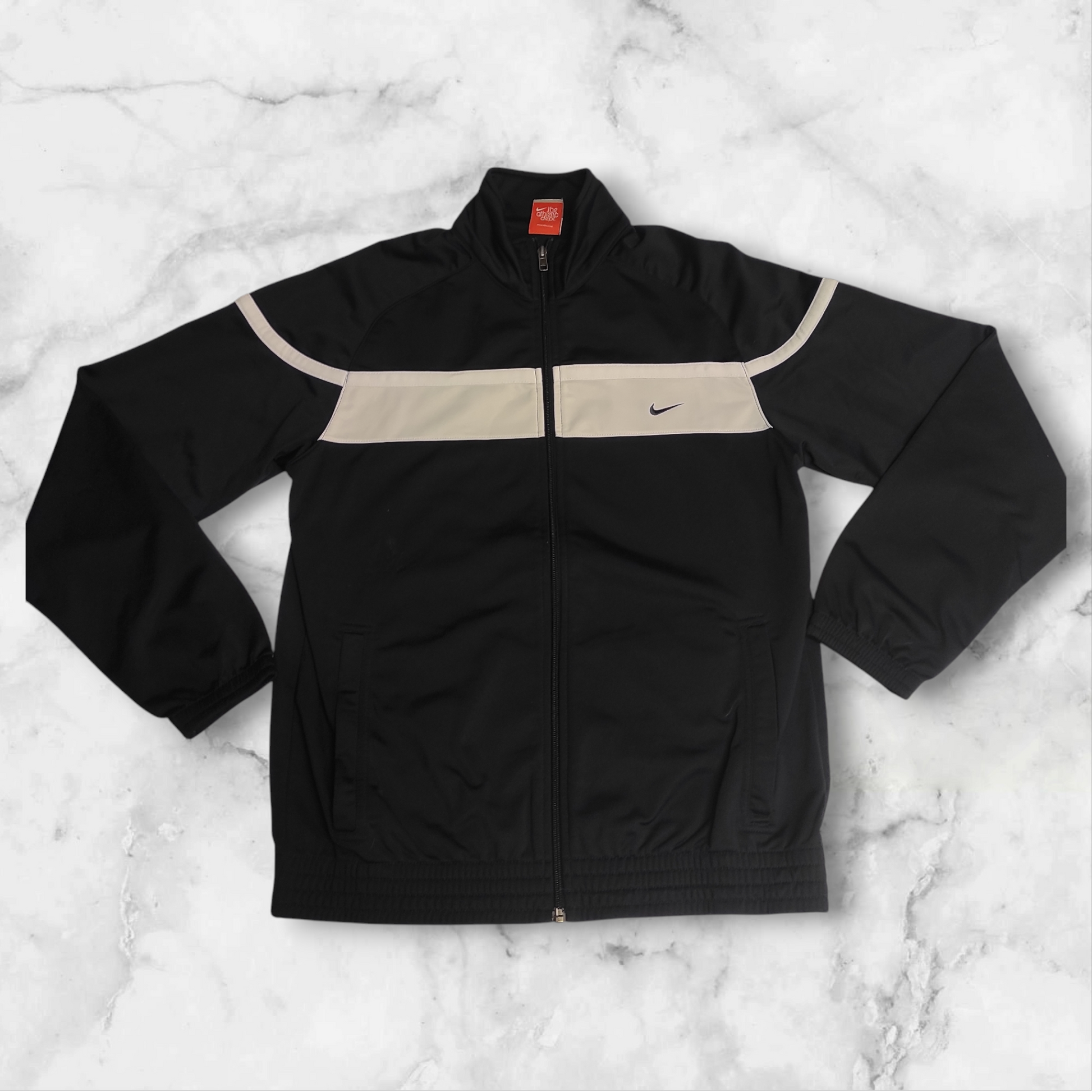 Entdecke unsere Vintage Track Pants von Nike und anderen Marken, erhältlich bei Valuxery.de - Dein Shop für trendige Vintage - Kleidung. Unsere Track Pants sind aus hochwertigen Materialien und
