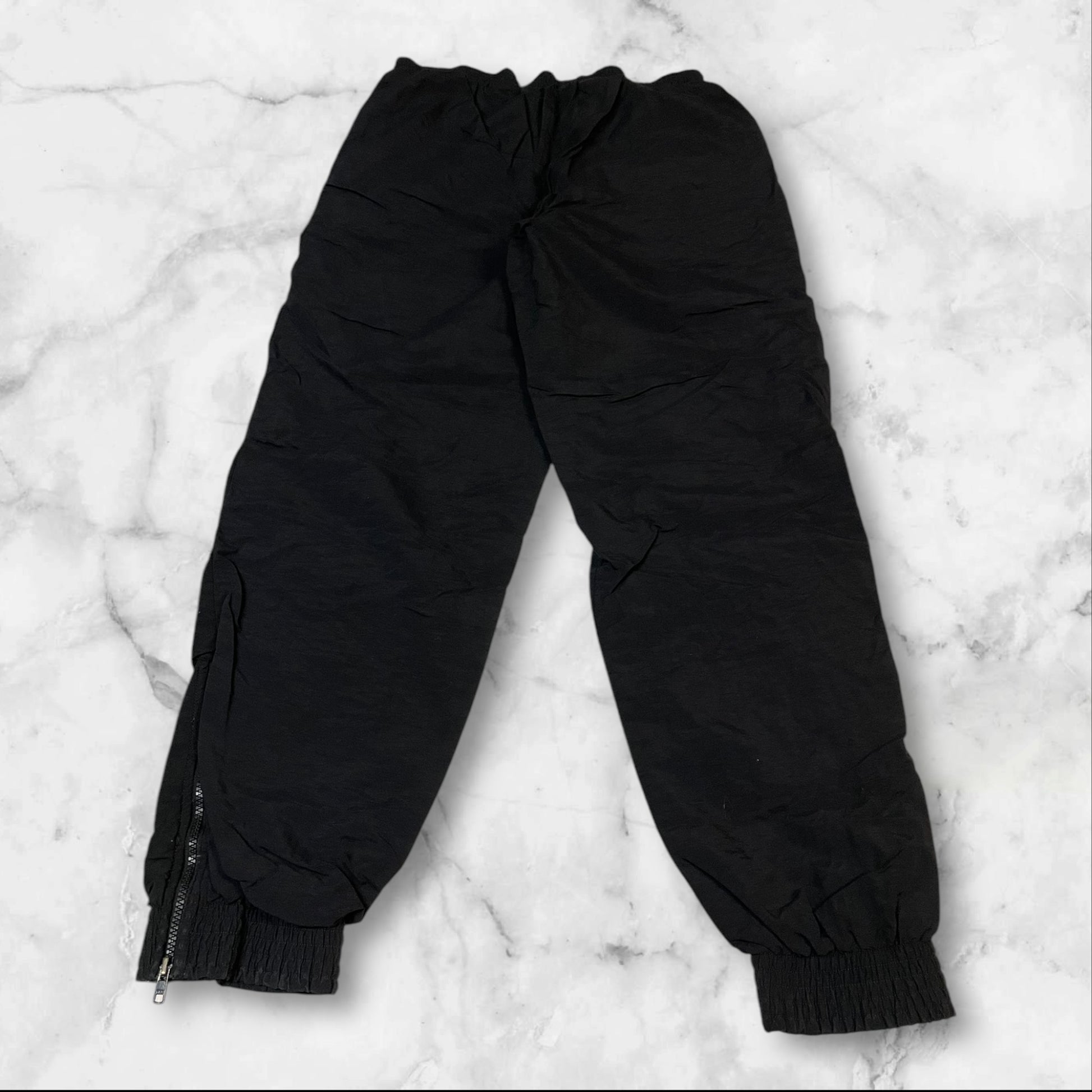 Entdecke unsere Vintage Track Pants von Nike und anderen Marken, erhältlich bei Valuxery.de - Dein Shop für trendige Vintage - Kleidung. Unsere Track Pants sind aus hochwertigen Materialien und
