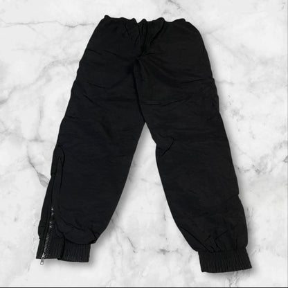 Entdecke unsere Vintage Track Pants von Nike und anderen Marken, erhältlich bei Valuxery.de - Dein Shop für trendige Vintage - Kleidung. Unsere Track Pants sind aus hochwertigen Materialien und