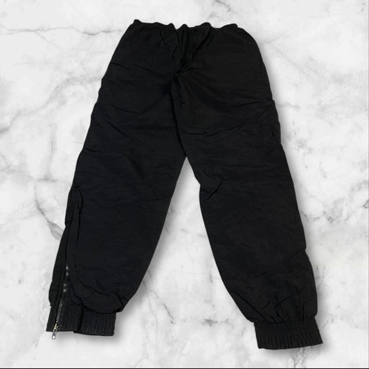 Entdecke unsere Vintage Track Pants von Nike und anderen Marken, erhältlich bei Valuxery.de - Dein Shop für trendige Vintage - Kleidung. Unsere Track Pants sind aus hochwertigen Materialien und