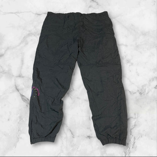 Entdecke unsere Vintage Track Pants von Nike und anderen Marken, erhältlich bei Valuxery.de - Dein Shop für trendige Vintage - Kleidung. Unsere Track Pants sind aus hochwertigen Materialien und