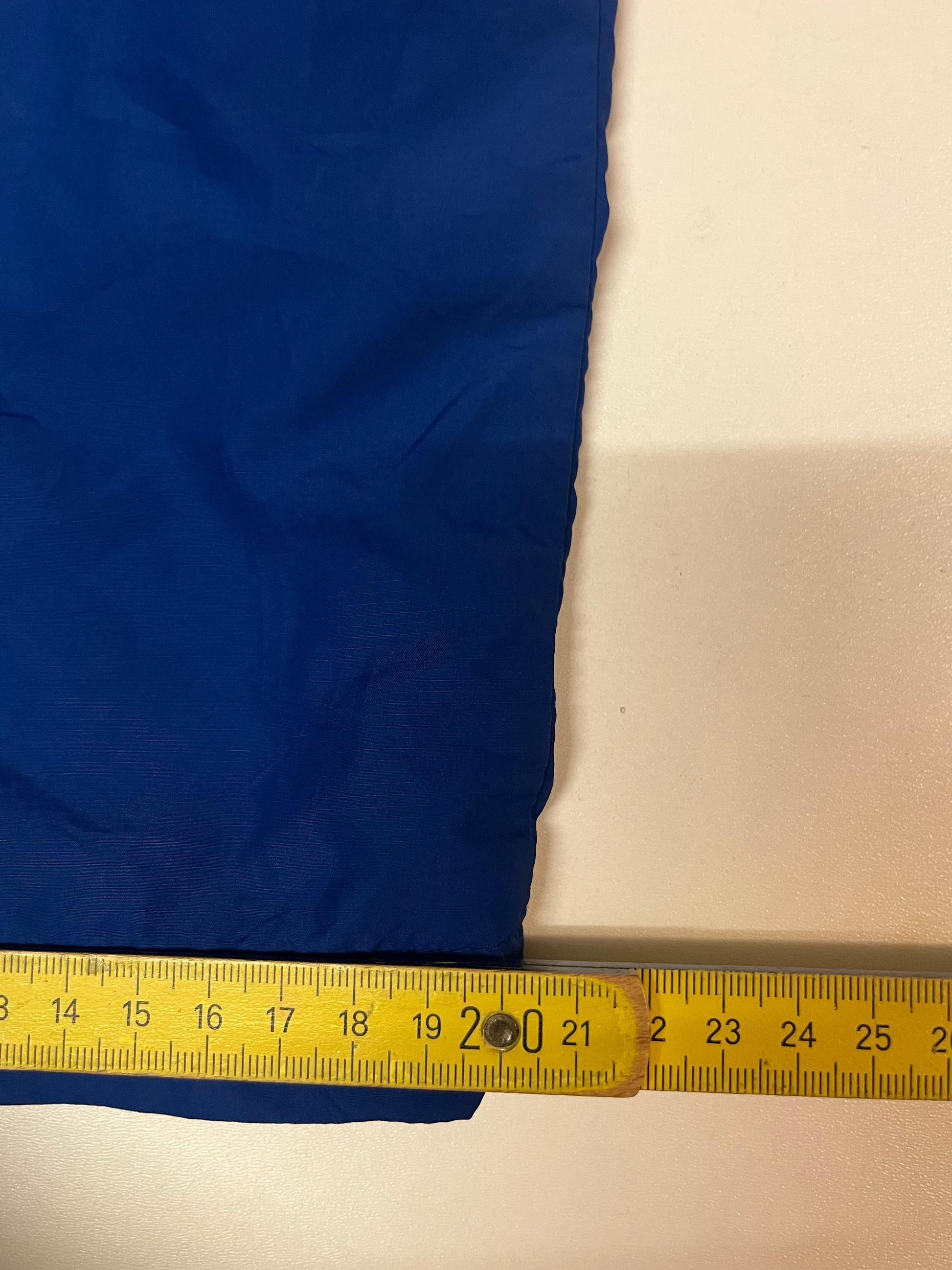 Entdecke unsere Vintage Track Pants von Nike und anderen Marken, erhältlich bei Valuxery.de - Dein Shop für trendige Vintage - Kleidung. Unsere Track Pants sind aus hochwertigen Materialien und