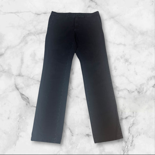 Entdecke unsere Vintage Track Pants von Nike und anderen Marken, erhältlich bei Valuxery.de - Dein Shop für trendige Vintage - Kleidung. Unsere Track Pants sind aus hochwertigen Materialien und
