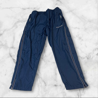Entdecke unsere Vintage Track Pants von Nike und anderen Marken, erhältlich bei Valuxery.de - Dein Shop für trendige Vintage - Kleidung. Unsere Track Pants sind aus hochwertigen Materialien und