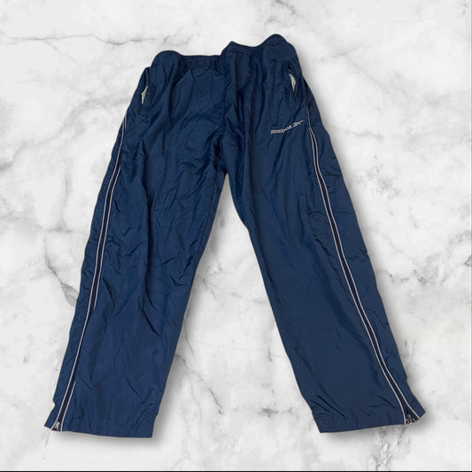 Entdecke unsere Vintage Track Pants von Nike und anderen Marken, erhältlich bei Valuxery.de - Dein Shop für trendige Vintage - Kleidung. Unsere Track Pants sind aus hochwertigen Materialien und