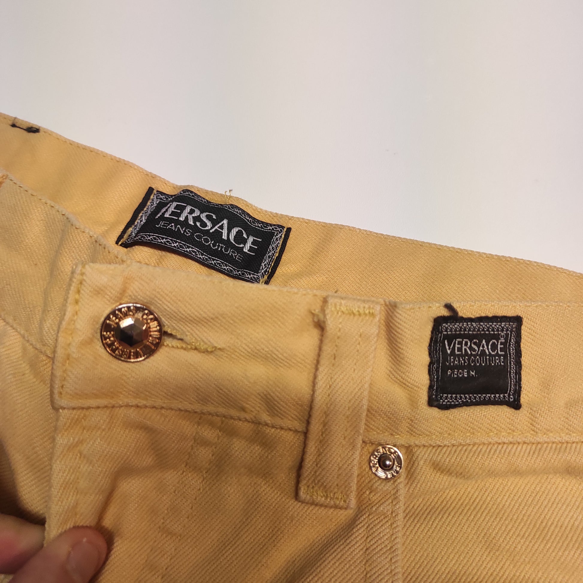 Entdecke unsere Vintage Track Pants von Nike und anderen Marken, erhältlich bei Valuxery.de - Dein Shop für trendige Vintage - Kleidung. Unsere Track Pants sind aus hochwertigen Materialien und