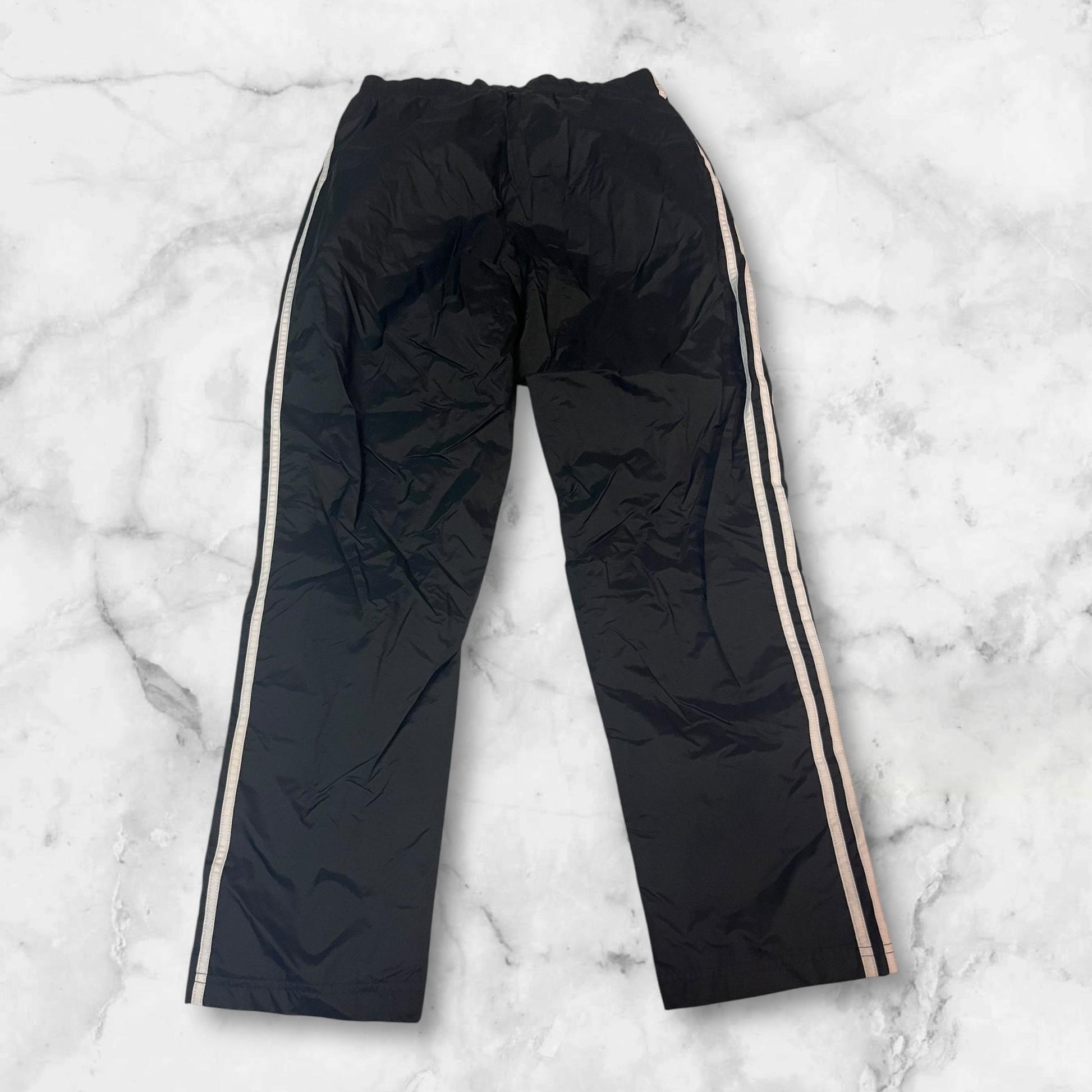 Entdecke unsere Vintage Track Pants von Nike und anderen Marken, erhältlich bei Valuxery.de - Dein Shop für trendige Vintage - Kleidung. Unsere Track Pants sind aus hochwertigen Materialien und