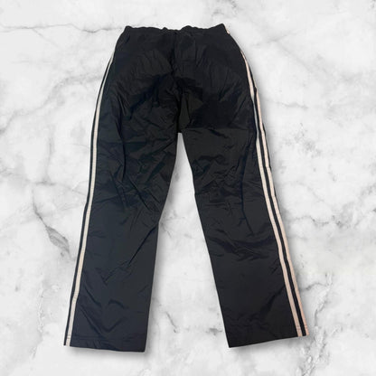 Entdecke unsere Vintage Track Pants von Nike und anderen Marken, erhältlich bei Valuxery.de - Dein Shop für trendige Vintage - Kleidung. Unsere Track Pants sind aus hochwertigen Materialien und
