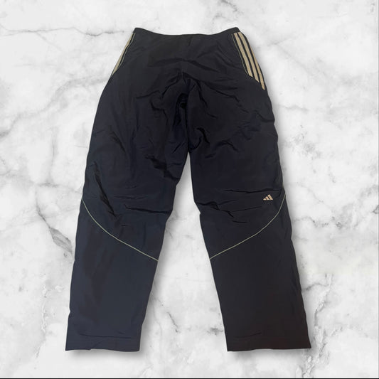 Entdecke unsere Vintage Track Pants von Nike und anderen Marken, erhältlich bei Valuxery.de - Dein Shop für trendige Vintage - Kleidung. Unsere Track Pants sind aus hochwertigen Materialien und