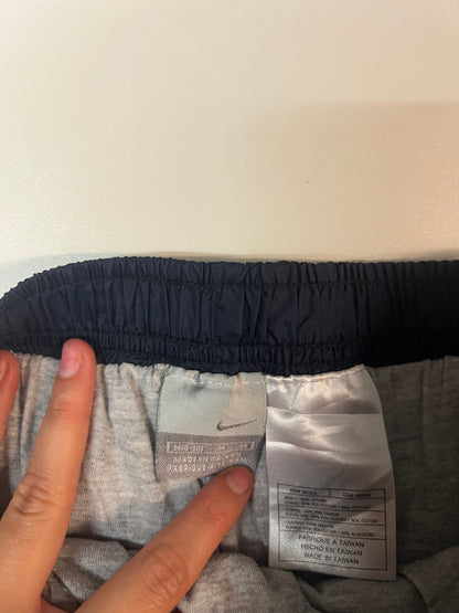 Entdecke unsere Vintage Track Pants von Nike und anderen Marken, erhältlich bei Valuxery.de - Dein Shop für trendige Vintage - Kleidung. Unsere Track Pants sind aus hochwertigen Materialien und