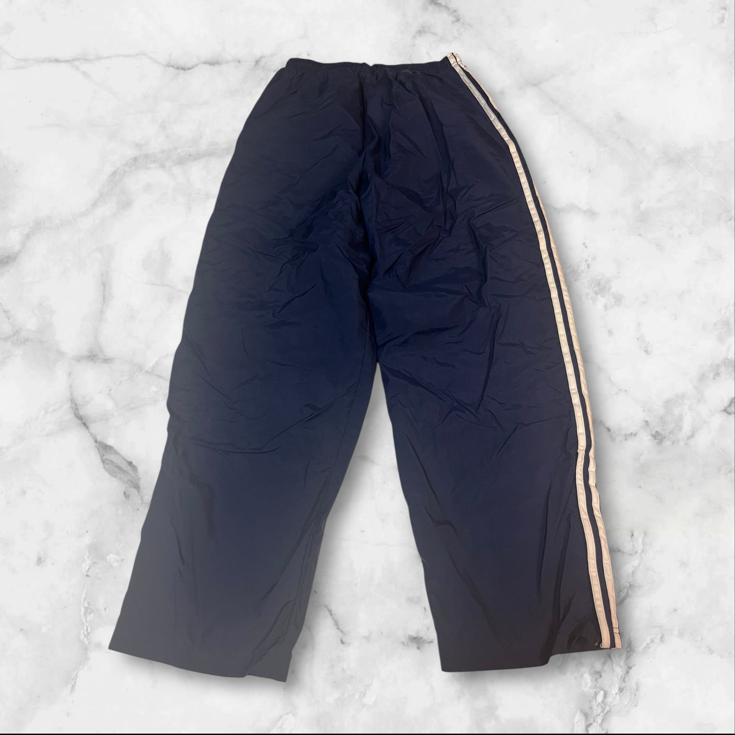 Entdecke unsere Vintage Track Pants von Nike und anderen Marken, erhältlich bei Valuxery.de - Dein Shop für trendige Vintage - Kleidung. Unsere Track Pants sind aus hochwertigen Materialien und