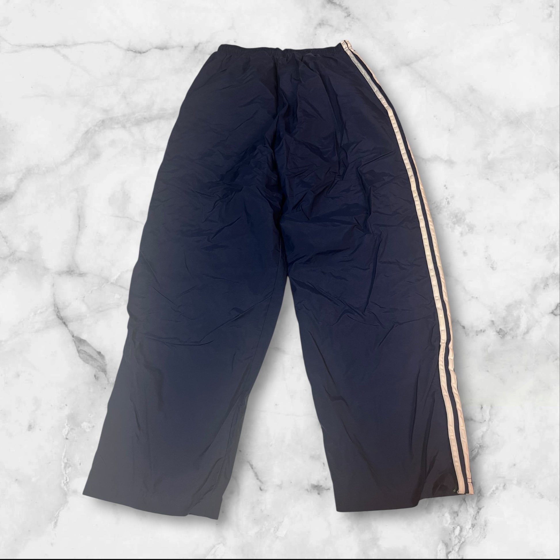Entdecke unsere Vintage Track Pants von Nike und anderen Marken, erhältlich bei Valuxery.de - Dein Shop für trendige Vintage - Kleidung. Unsere Track Pants sind aus hochwertigen Materialien und