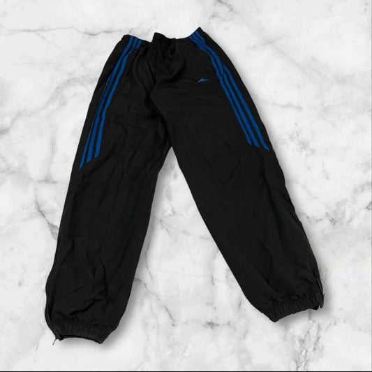 Entdecke unsere Vintage Track Pants von Nike und anderen Marken, erhältlich bei Valuxery.de - Dein Shop für trendige Vintage - Kleidung. Unsere Track Pants sind aus hochwertigen Materialien und