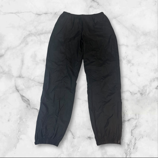 Entdecke unsere Vintage Track Pants von Nike und anderen Marken, erhältlich bei Valuxery.de - Dein Shop für trendige Vintage - Kleidung. Unsere Track Pants sind aus hochwertigen Materialien und