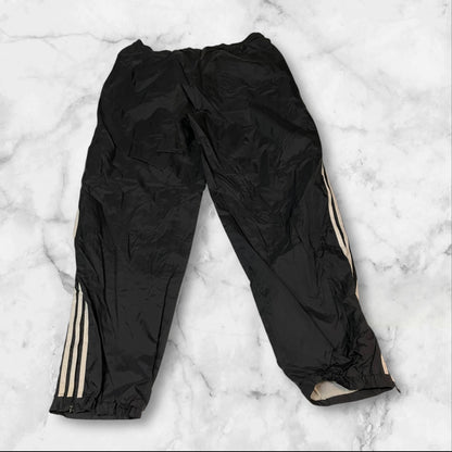 Entdecke unsere Vintage Track Pants von Nike und anderen Marken, erhältlich bei Valuxery.de - Dein Shop für trendige Vintage - Kleidung. Unsere Track Pants sind aus hochwertigen Materialien und