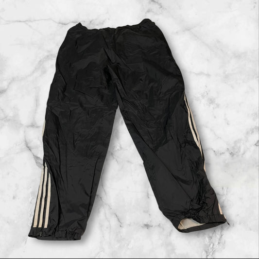 Entdecke unsere Vintage Track Pants von Nike und anderen Marken, erhältlich bei Valuxery.de - Dein Shop für trendige Vintage - Kleidung. Unsere Track Pants sind aus hochwertigen Materialien und