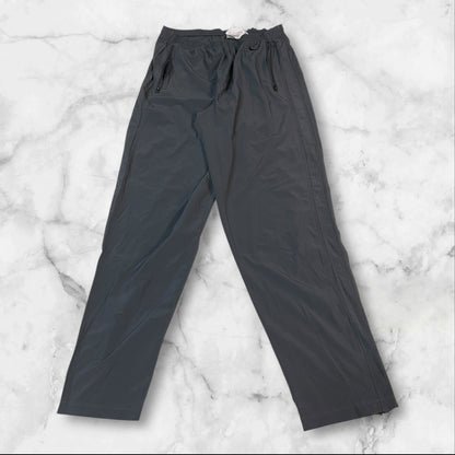 Entdecke unsere Vintage Track Pants von Nike und anderen Marken, erhältlich bei Valuxery.de - Dein Shop für trendige Vintage - Kleidung. Unsere Track Pants sind aus hochwertigen Materialien und