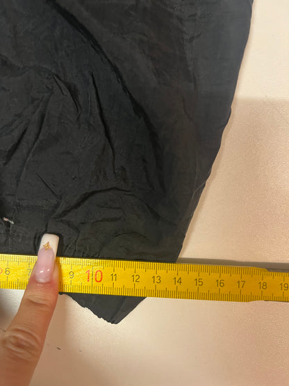 Entdecke unsere Vintage Track Pants von Nike und anderen Marken, erhältlich bei Valuxery.de - Dein Shop für trendige Vintage - Kleidung. Unsere Track Pants sind aus hochwertigen Materialien und