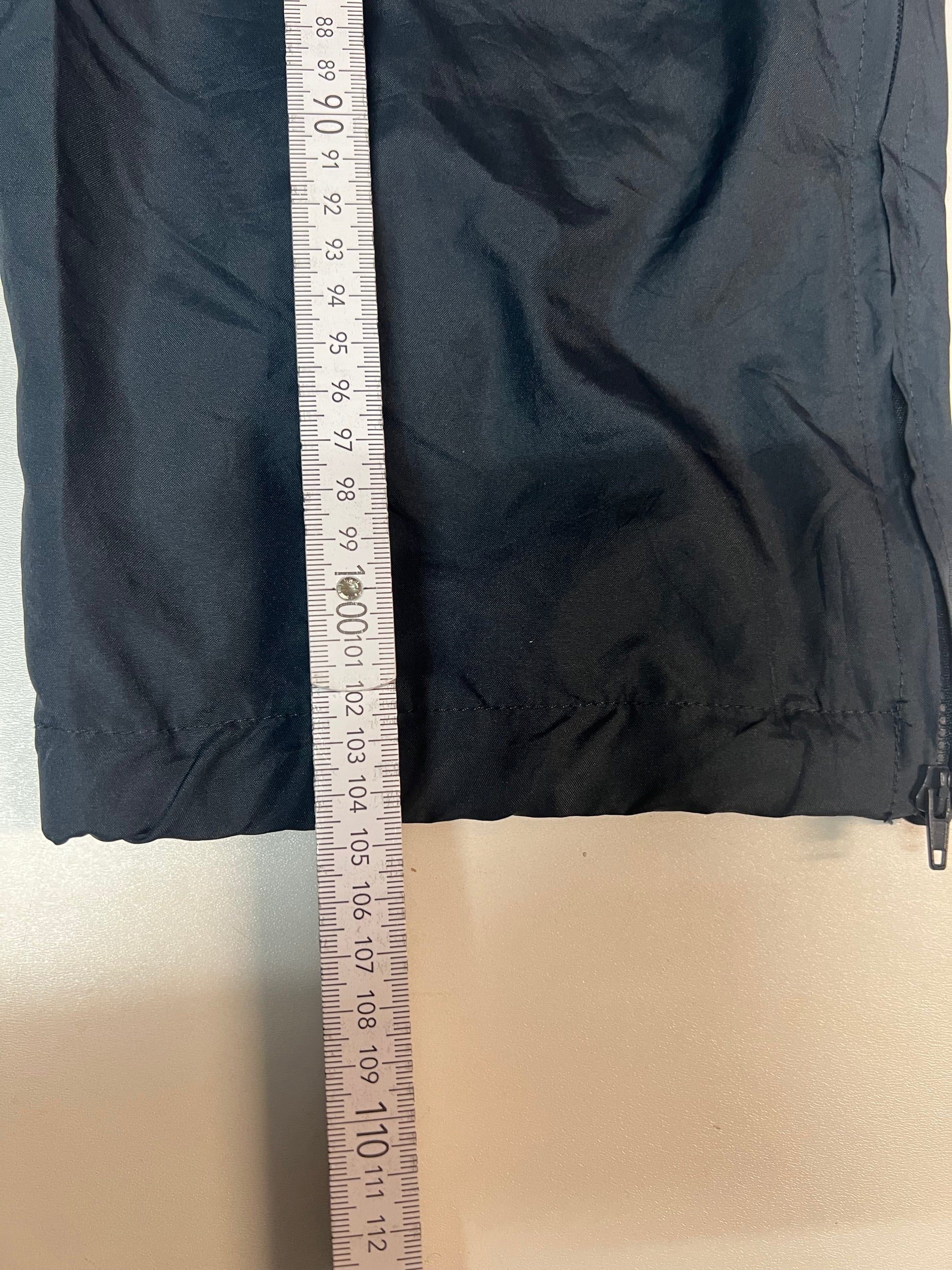 Entdecke unsere Vintage Track Pants von Nike und anderen Marken, erhältlich bei Valuxery.de - Dein Shop für trendige Vintage - Kleidung. Unsere Track Pants sind aus hochwertigen Materialien und