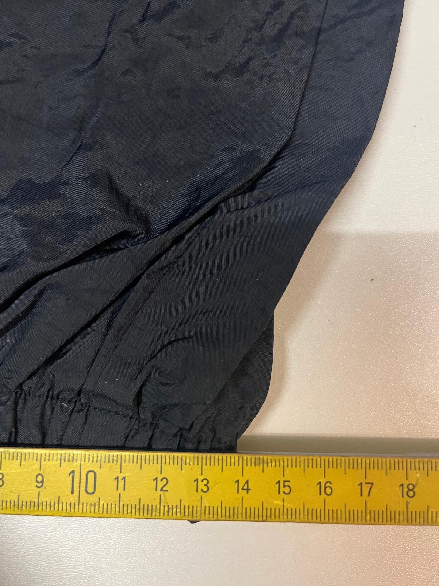 Entdecke unsere Vintage Track Pants von Nike und anderen Marken, erhältlich bei Valuxery.de - Dein Shop für trendige Vintage - Kleidung. Unsere Track Pants sind aus hochwertigen Materialien und