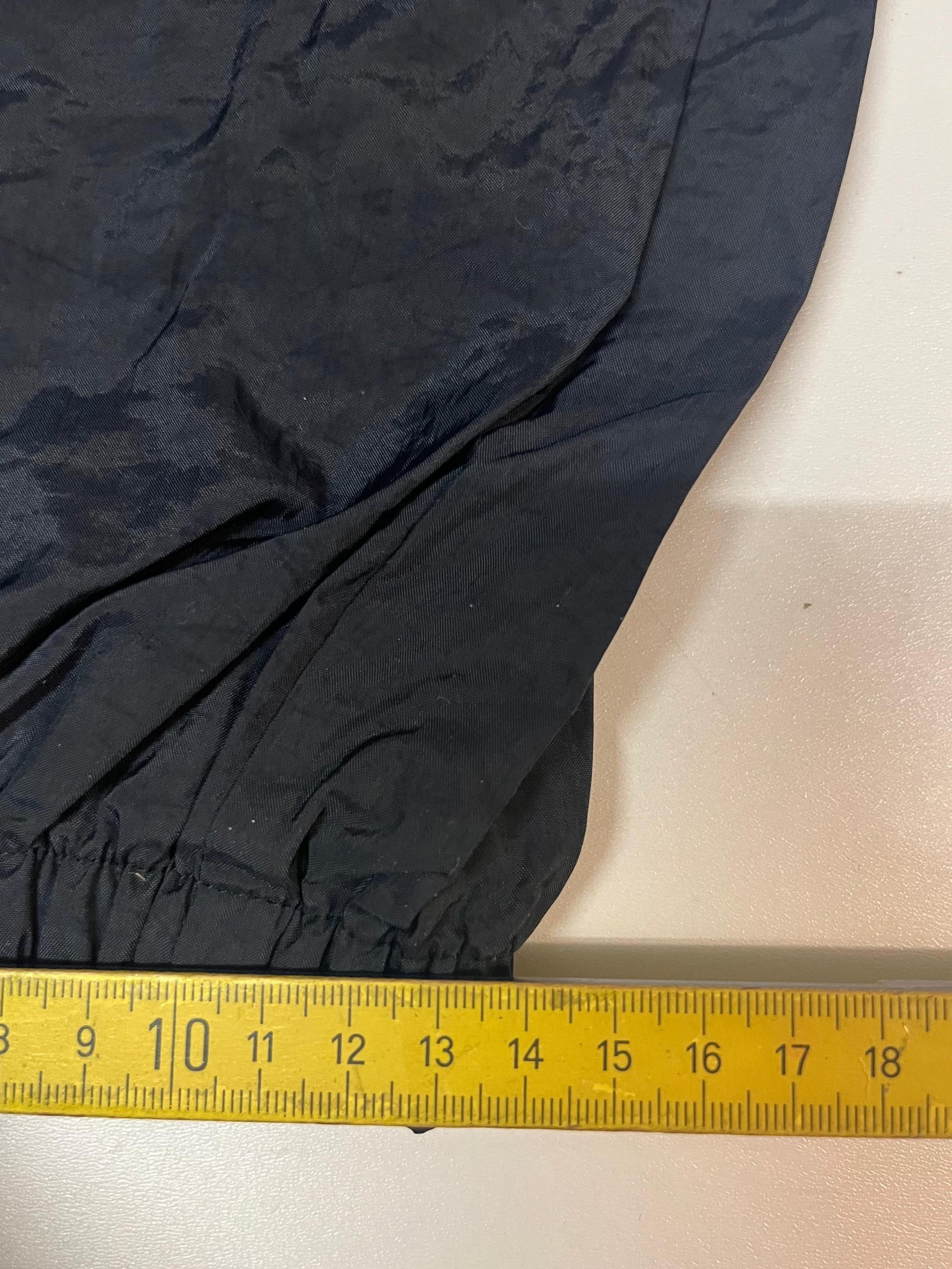Entdecke unsere Vintage Track Pants von Nike und anderen Marken, erhältlich bei Valuxery.de - Dein Shop für trendige Vintage - Kleidung. Unsere Track Pants sind aus hochwertigen Materialien und