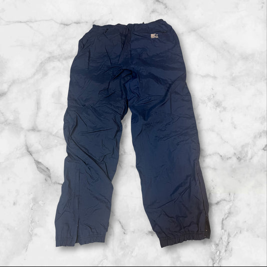 Entdecke unsere Vintage Track Pants von Nike und anderen Marken, erhältlich bei Valuxery.de - Dein Shop für trendige Vintage - Kleidung. Unsere Track Pants sind aus hochwertigen Materialien und