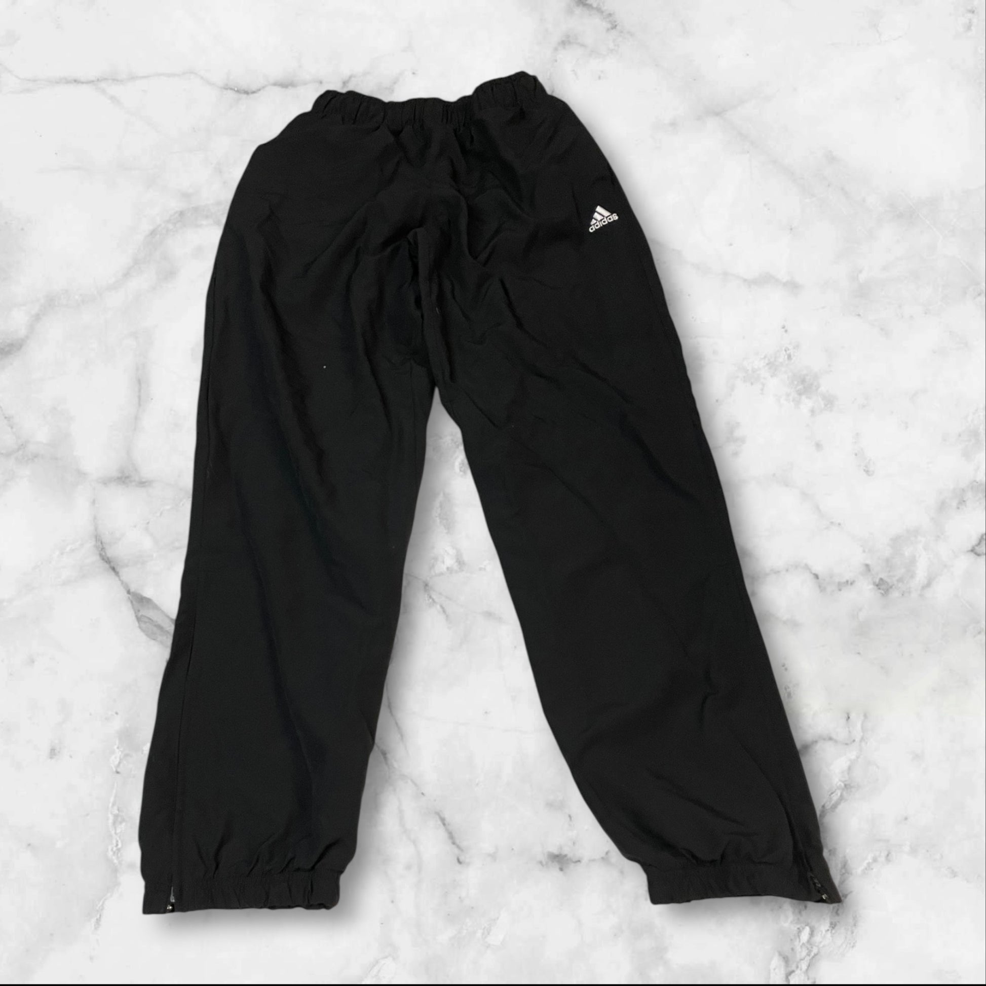 Entdecke unsere Vintage Track Pants von Nike und anderen Marken, erhältlich bei Valuxery.de - Dein Shop für trendige Vintage - Kleidung. Unsere Track Pants sind aus hochwertigen Materialien und