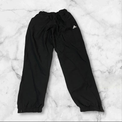 Entdecke unsere Vintage Track Pants von Nike und anderen Marken, erhältlich bei Valuxery.de - Dein Shop für trendige Vintage - Kleidung. Unsere Track Pants sind aus hochwertigen Materialien und