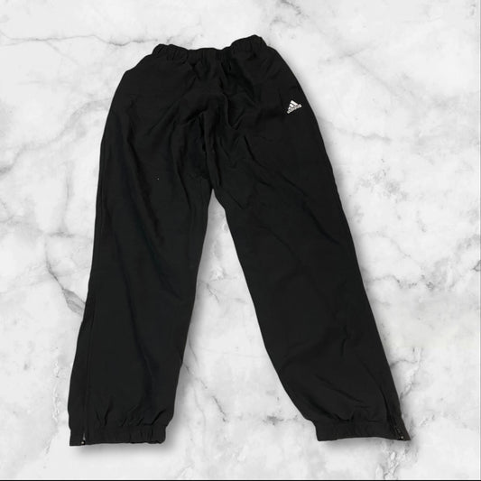 Entdecke unsere Vintage Track Pants von Nike und anderen Marken, erhältlich bei Valuxery.de - Dein Shop für trendige Vintage - Kleidung. Unsere Track Pants sind aus hochwertigen Materialien und