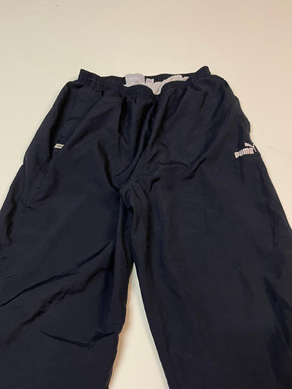 Entdecke unsere Vintage Track Pants von Nike und anderen Marken, erhältlich bei Valuxery.de - Dein Shop für trendige Vintage - Kleidung. Unsere Track Pants sind aus hochwertigen Materialien und