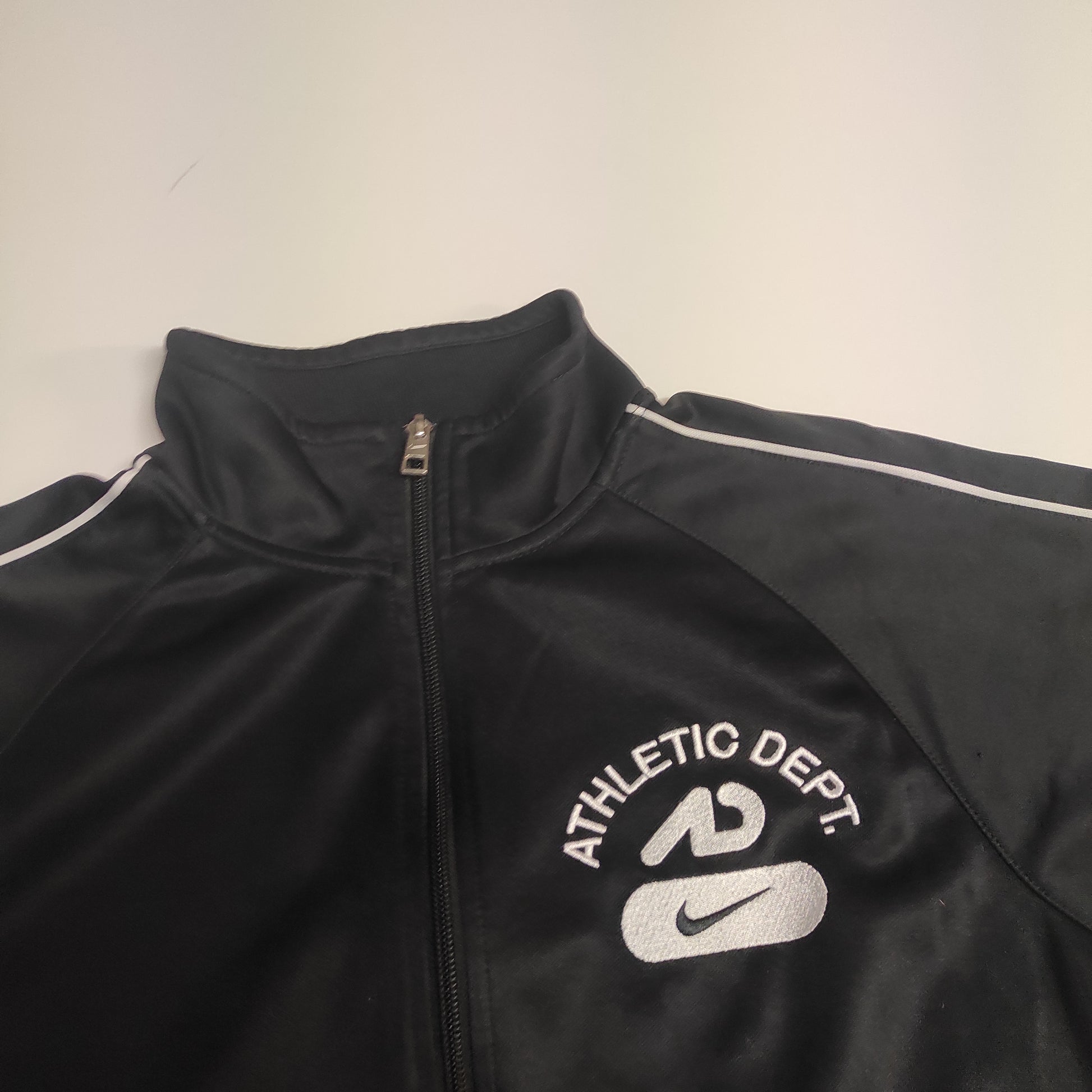 Entdecke unsere Vintage Track Pants von Nike und anderen Marken, erhältlich bei Valuxery.de - Dein Shop für trendige Vintage - Kleidung. Unsere Track Pants sind aus hochwertigen Materialien und
