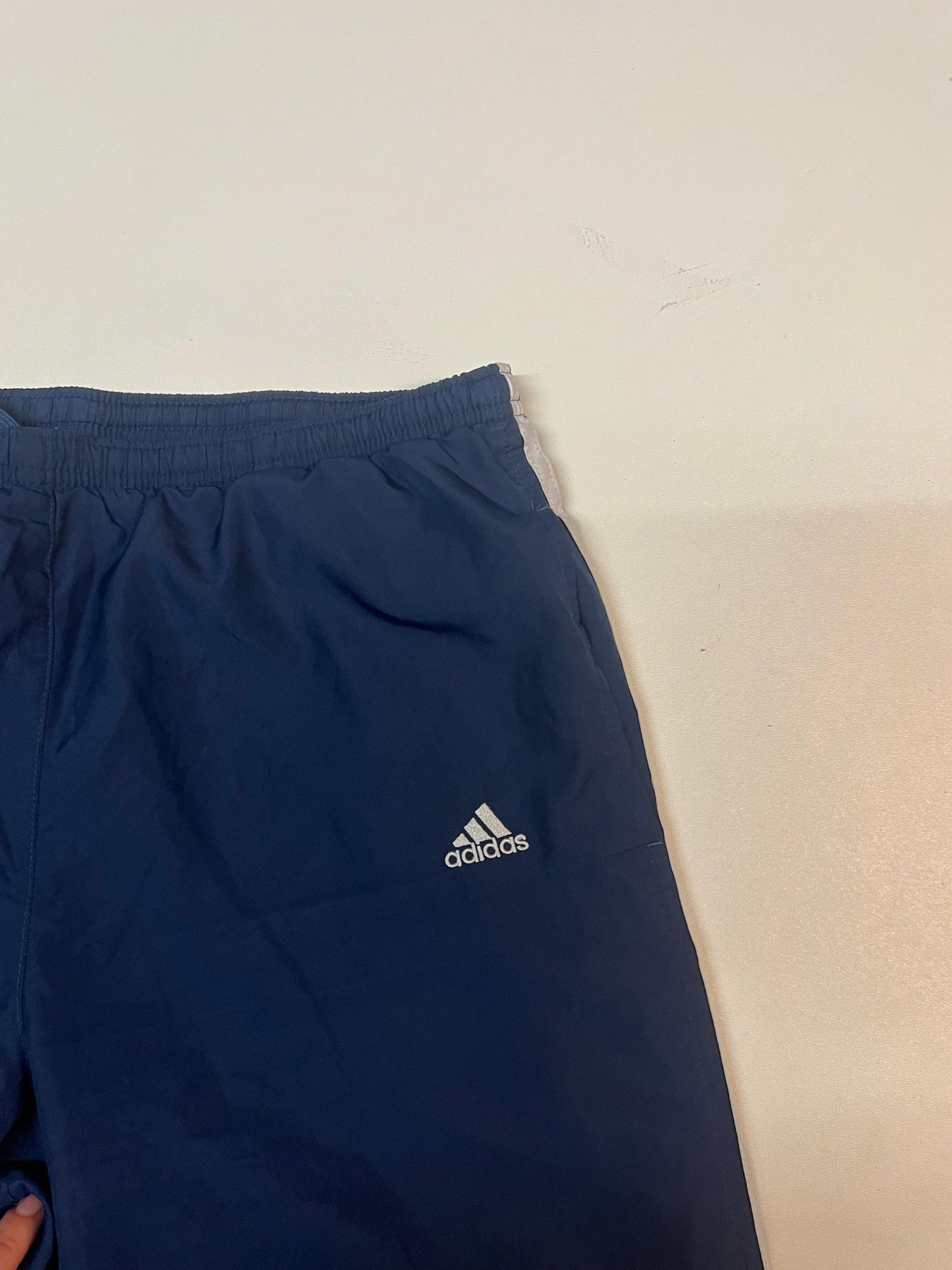 Entdecke unsere Vintage Track Pants von Nike und anderen Marken, erhältlich bei Valuxery.de - Dein Shop für trendige Vintage - Kleidung. Unsere Track Pants sind aus hochwertigen Materialien und