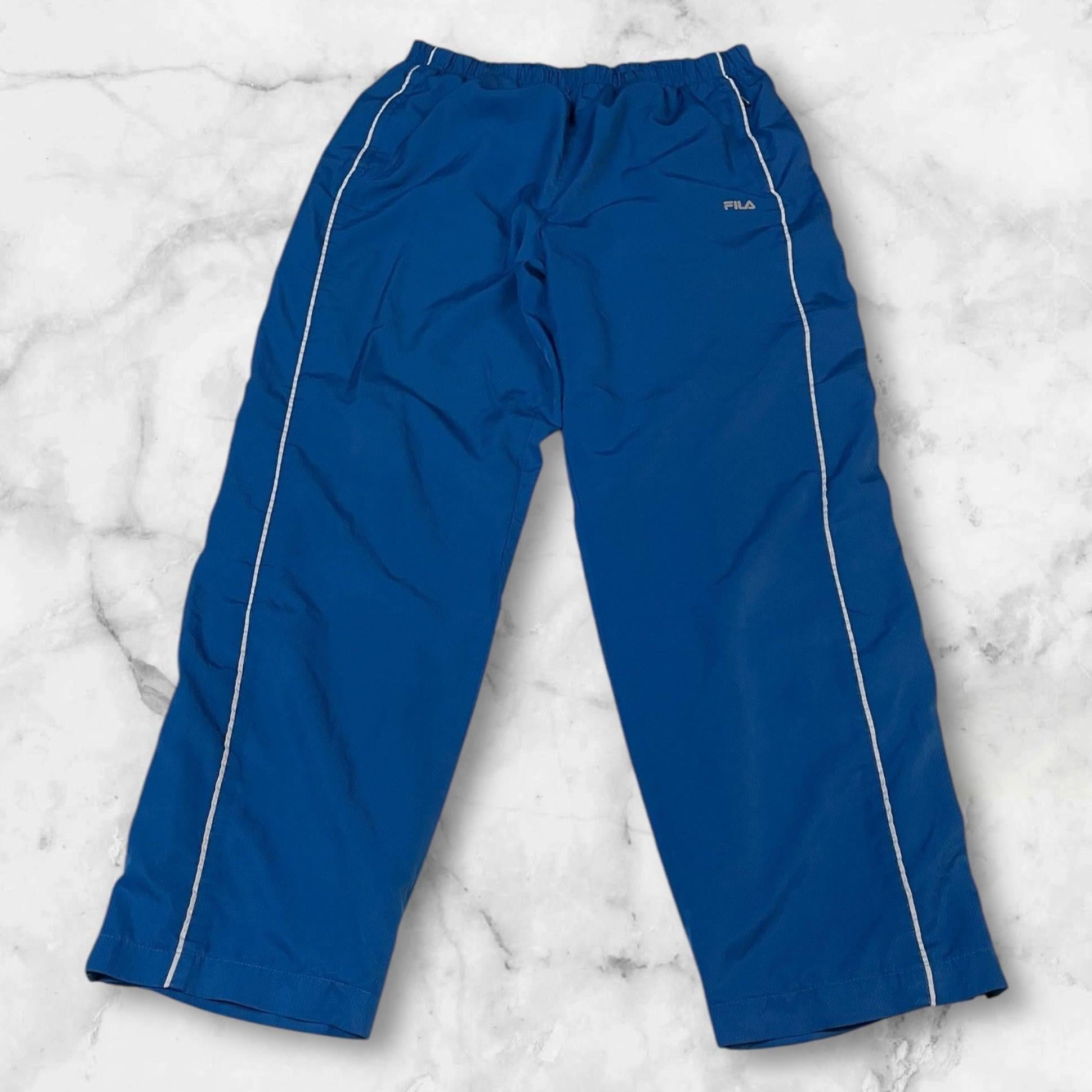 Entdecke unsere Vintage Track Pants von Nike und anderen Marken, erhältlich bei Valuxery.de - Dein Shop für trendige Vintage - Kleidung. Unsere Track Pants sind aus hochwertigen Materialien und