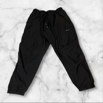 Entdecke unsere Vintage Track Pants von Nike und anderen Marken, erhältlich bei Valuxery.de - Dein Shop für trendige Vintage - Kleidung. Unsere Track Pants sind aus hochwertigen Materialien und