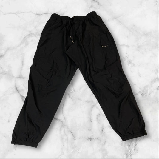 Entdecke unsere Vintage Track Pants von Nike und anderen Marken, erhältlich bei Valuxery.de - Dein Shop für trendige Vintage - Kleidung. Unsere Track Pants sind aus hochwertigen Materialien und