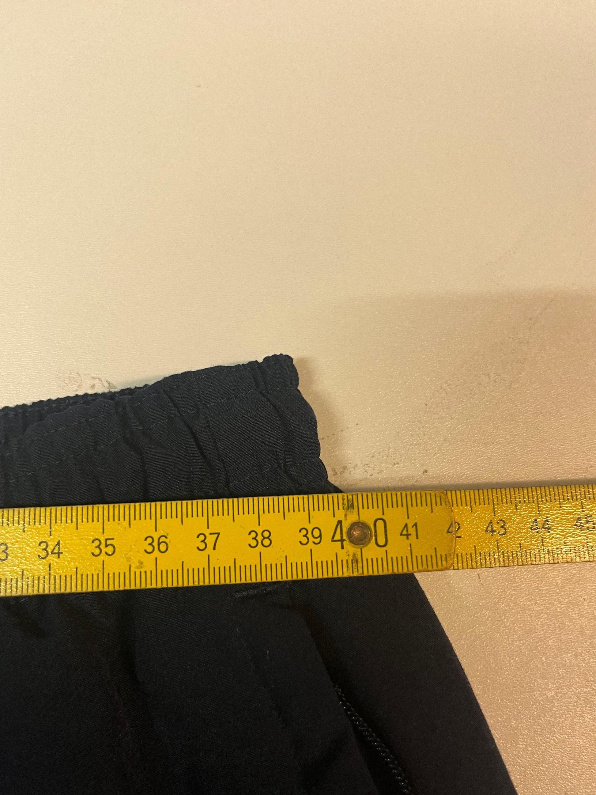 Entdecke unsere Vintage Track Pants von Nike und anderen Marken, erhältlich bei Valuxery.de - Dein Shop für trendige Vintage - Kleidung. Unsere Track Pants sind aus hochwertigen Materialien und