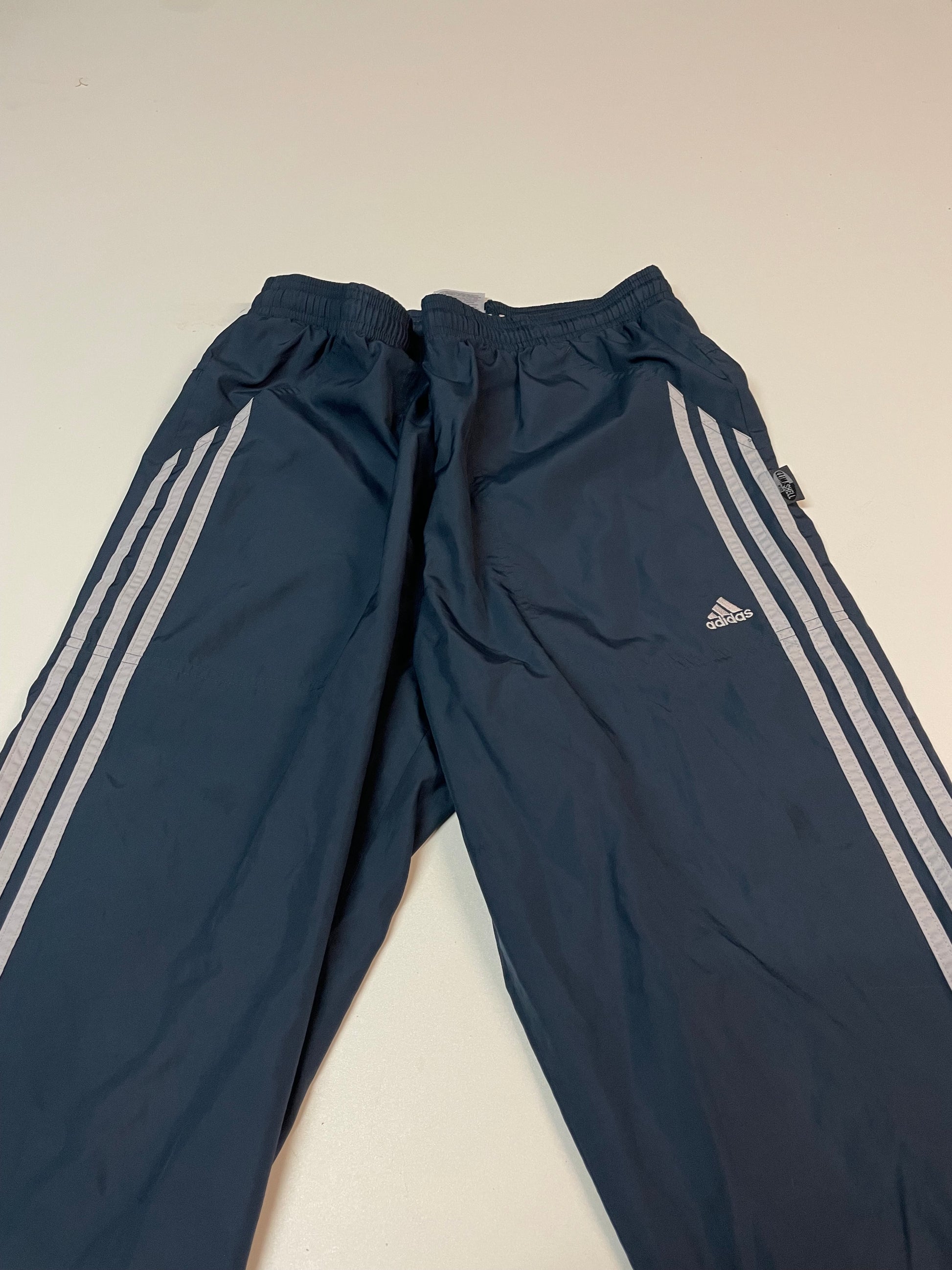 Entdecke unsere Vintage Track Pants von Nike und anderen Marken, erhältlich bei Valuxery.de - Dein Shop für trendige Vintage - Kleidung. Unsere Track Pants sind aus hochwertigen Materialien und
