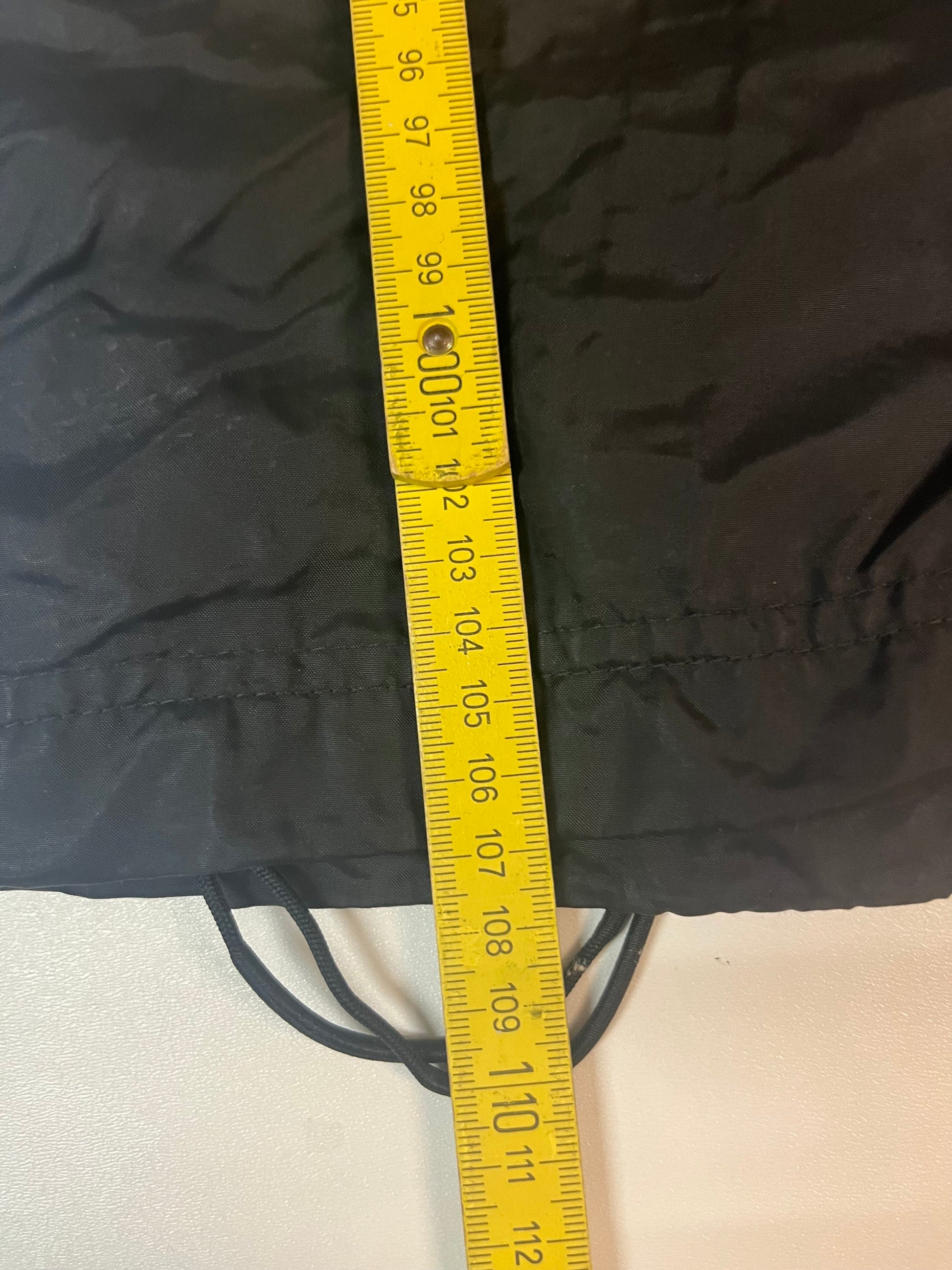 Entdecke unsere Vintage Track Pants von Nike und anderen Marken, erhältlich bei Valuxery.de - Dein Shop für trendige Vintage - Kleidung. Unsere Track Pants sind aus hochwertigen Materialien und