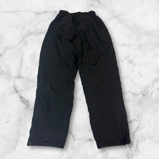 Entdecke unsere Vintage Track Pants von Nike und anderen Marken, erhältlich bei Valuxery.de - Dein Shop für trendige Vintage - Kleidung. Unsere Track Pants sind aus hochwertigen Materialien und